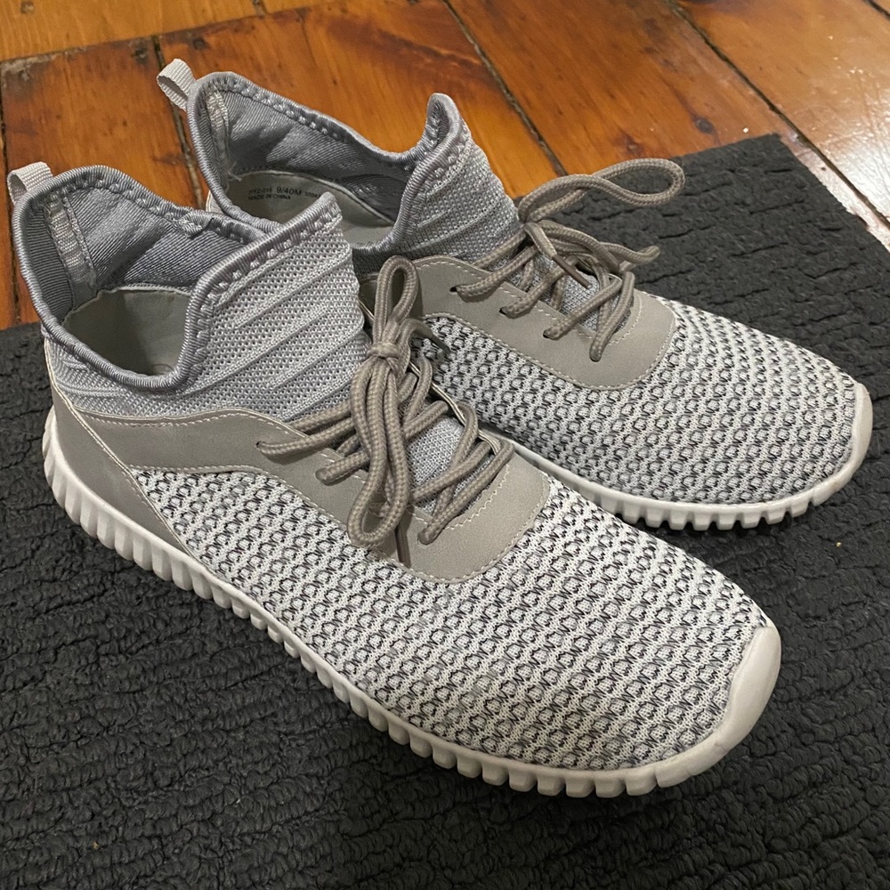 Light grey running sneaker!!